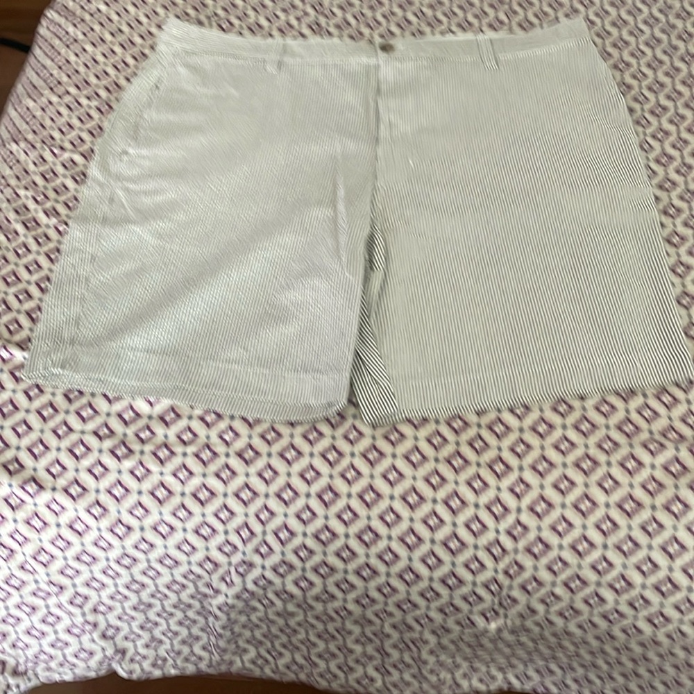 Chaps Seersucker Flat Front Mens Shorts. Size 42 waist. Gray in color.